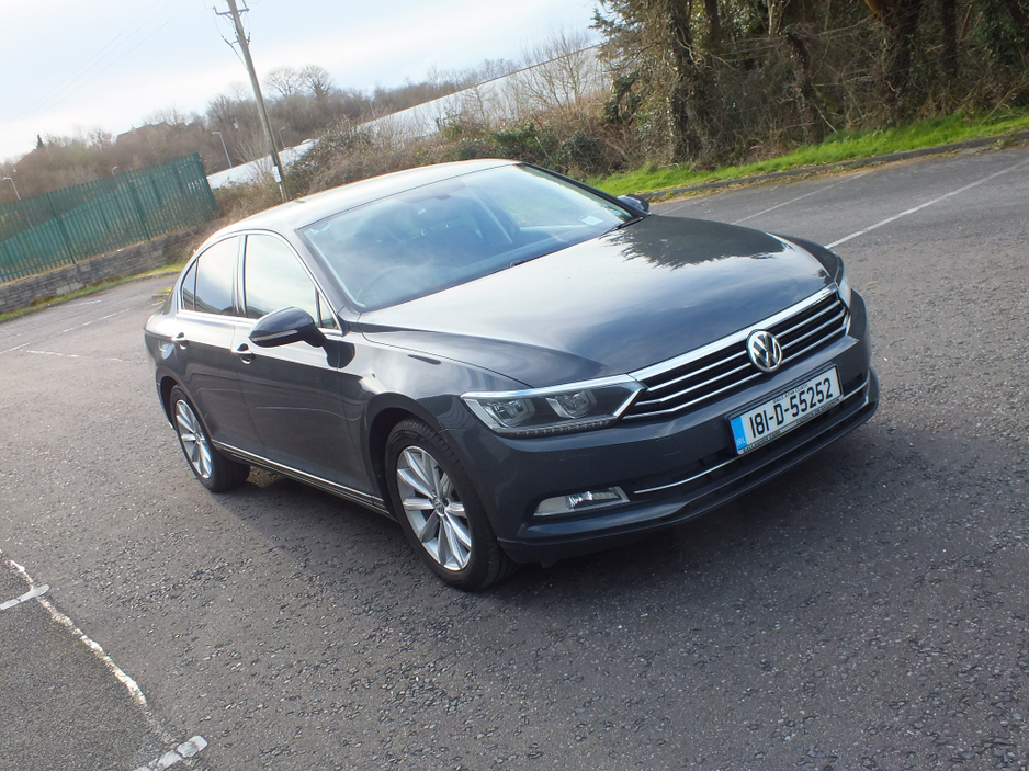2018 Volkswagen Passat - image 2