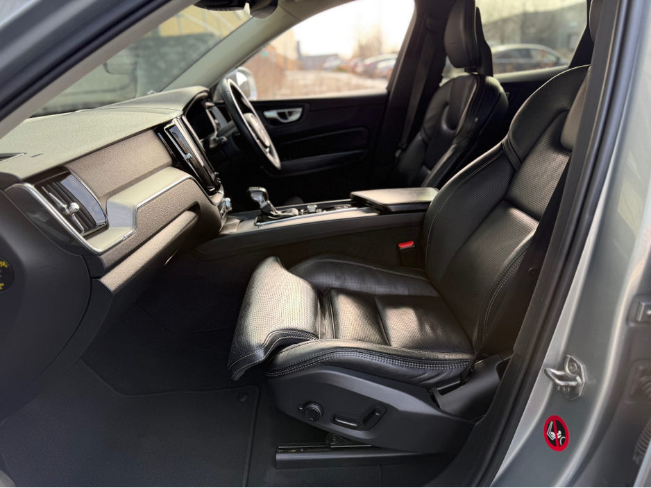2018 Volvo XC60 - image 17
