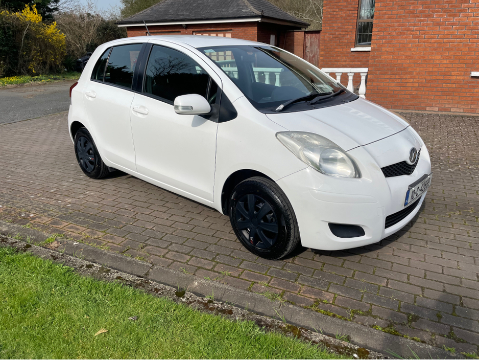 2010 Toyota Yaris - image 2