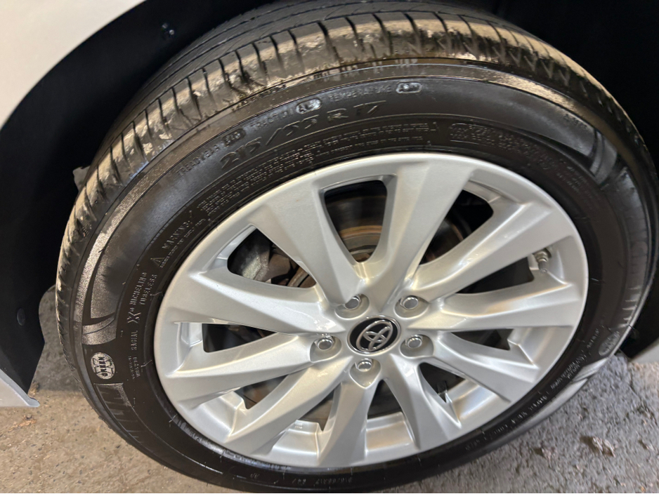 2020 Toyota Camry - image 4