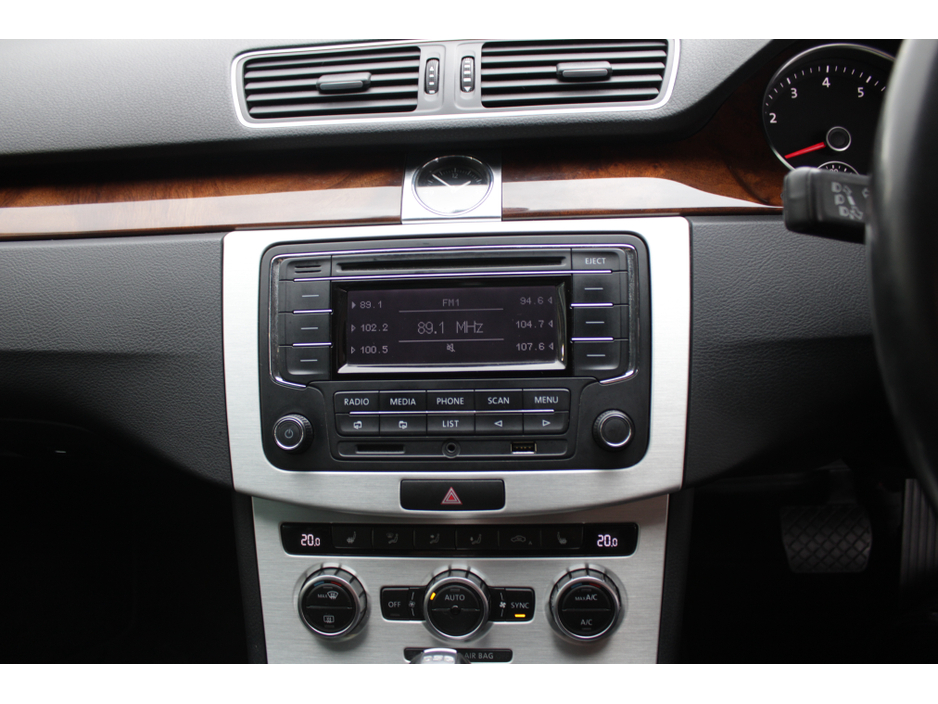 2014 Volkswagen Passat - image 13