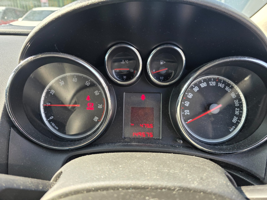 2013 Opel Astra - image 13