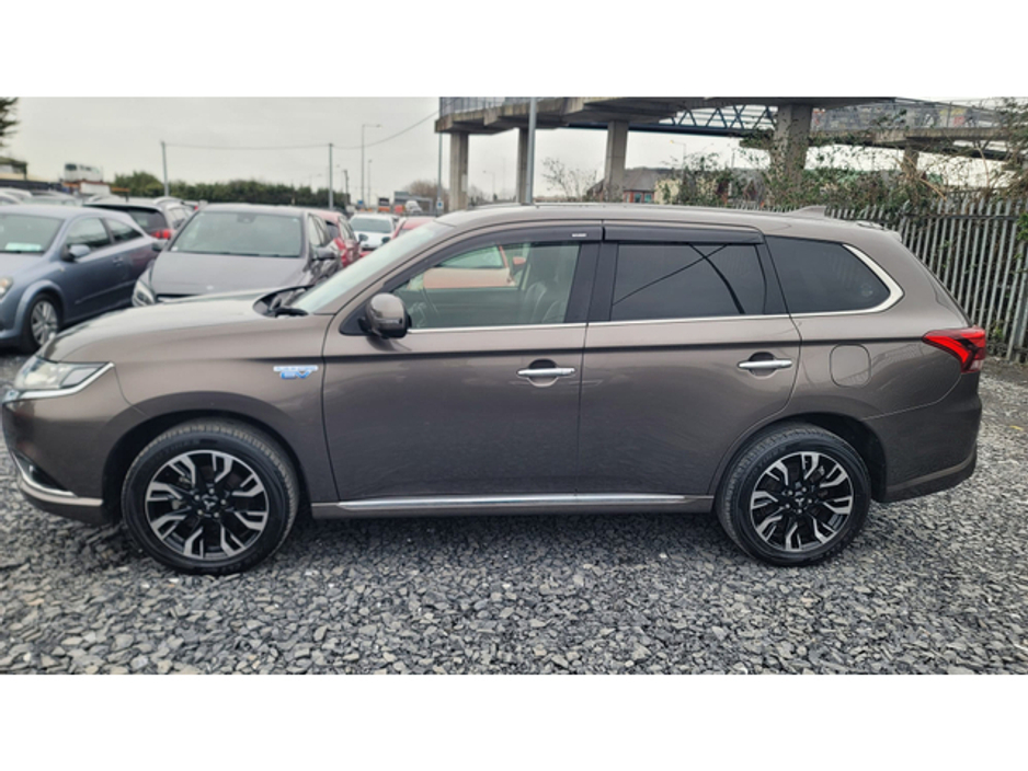 2017 Mitsubishi Outlander - image 4