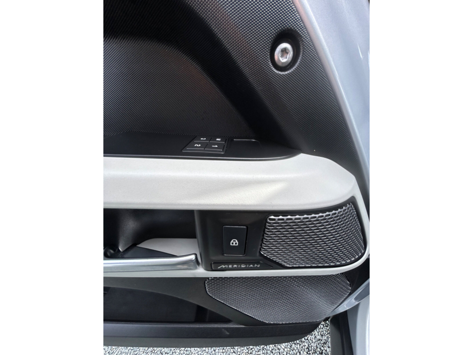 2023 Land Rover Defender - image 25