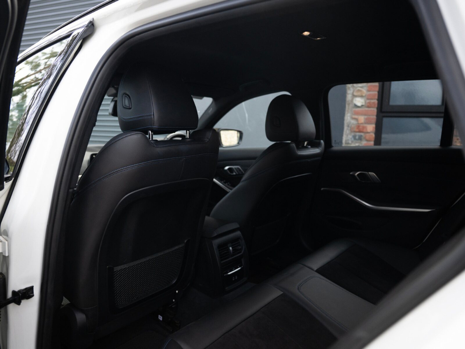 2021 BMW 3 Series - image 17