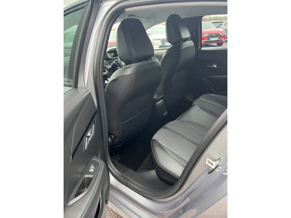 2023 Peugeot 208 - image 7