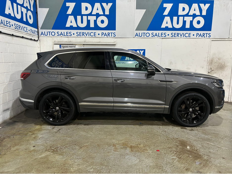 2021 Volkswagen Touareg - image 3