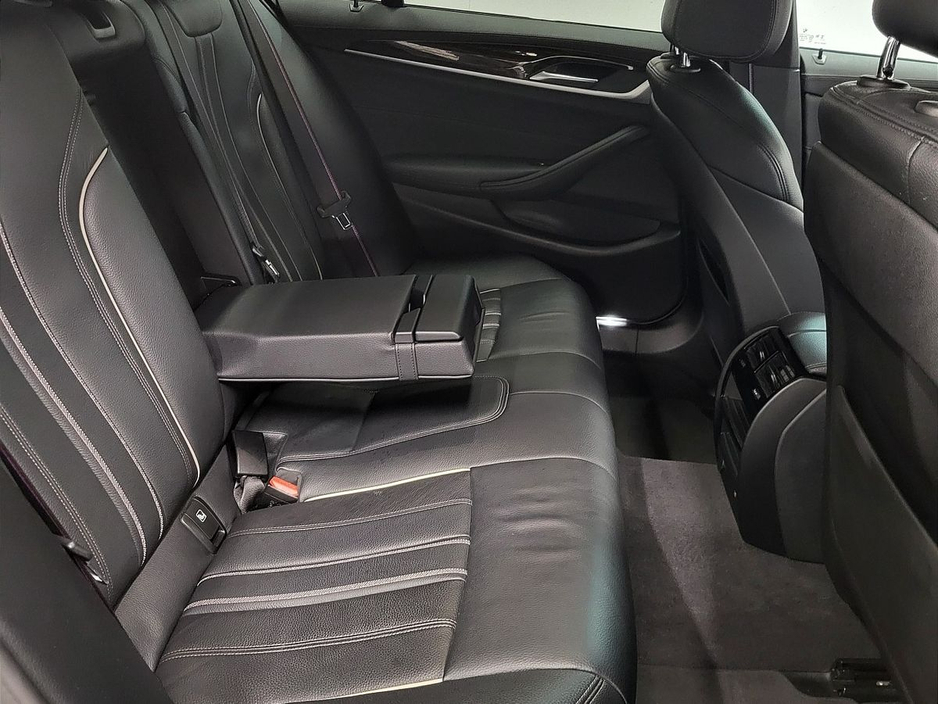 2023 BMW 5 Series - image 11