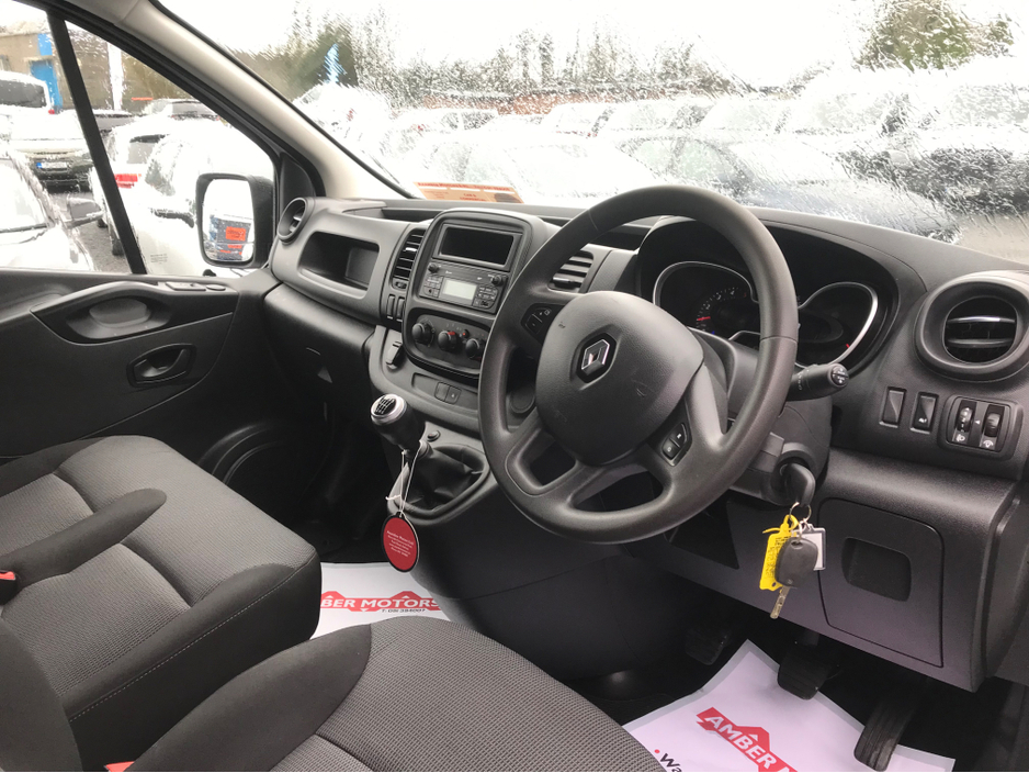 2021 Renault Trafic - image 23