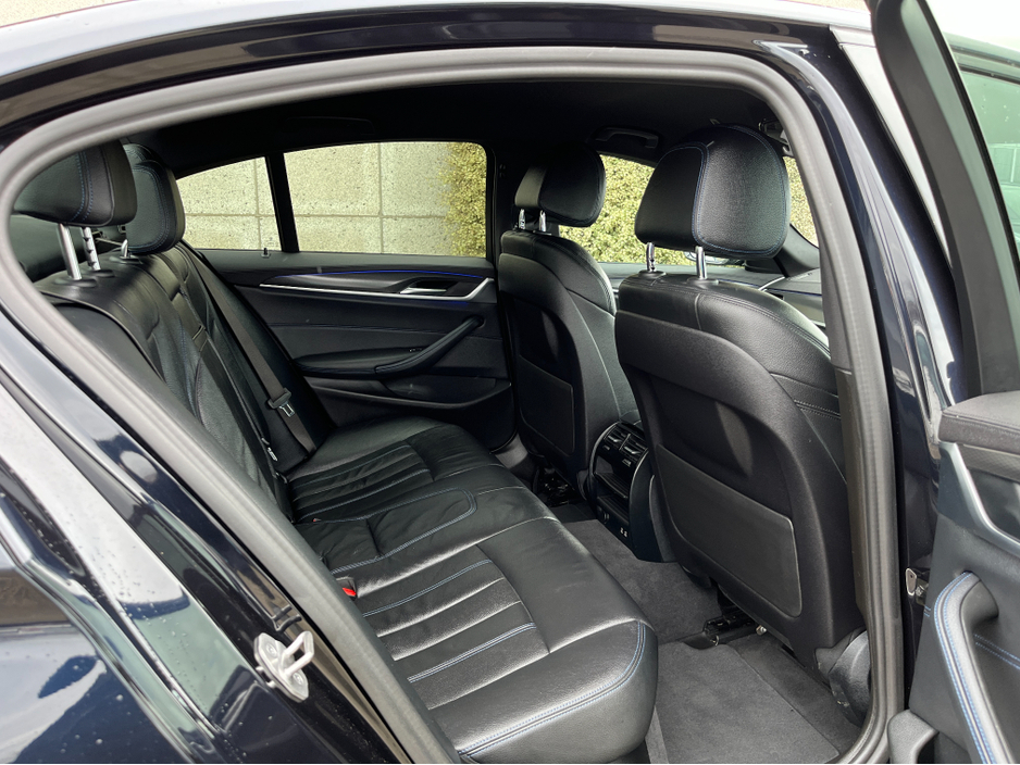 2022 BMW 5 Series - image 9