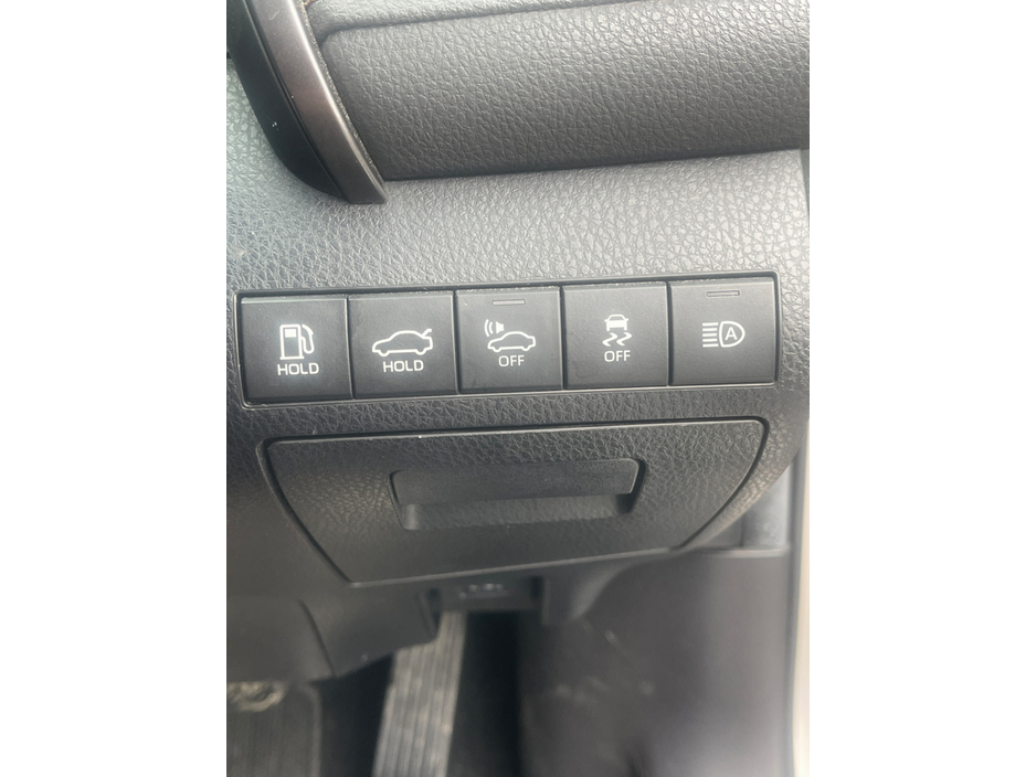 2019 Toyota Camry - image 10