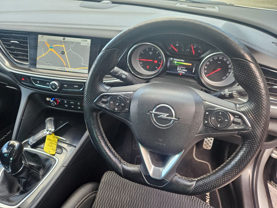 2018 Opel Insignia - image 10