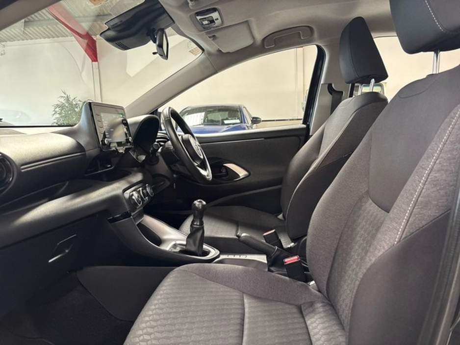 2022 Toyota Yaris - image 6