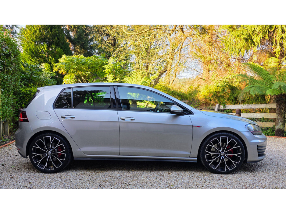 2014 Volkswagen Golf - image 3