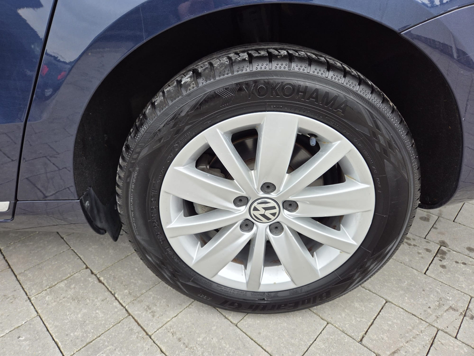 2011 Volkswagen Passat - image 14