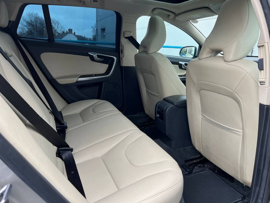 2017 Volvo V60 - image 10