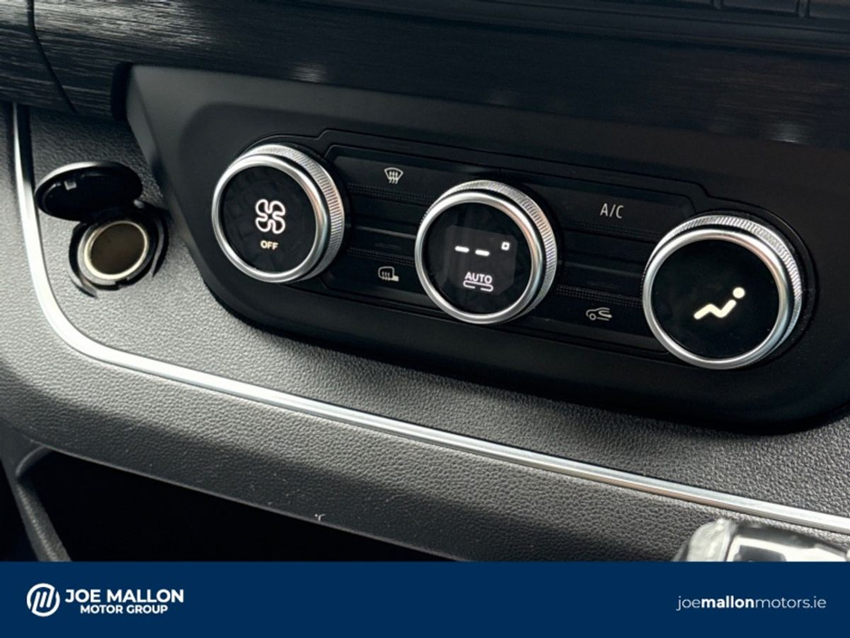 2022 Renault Trafic - image 25