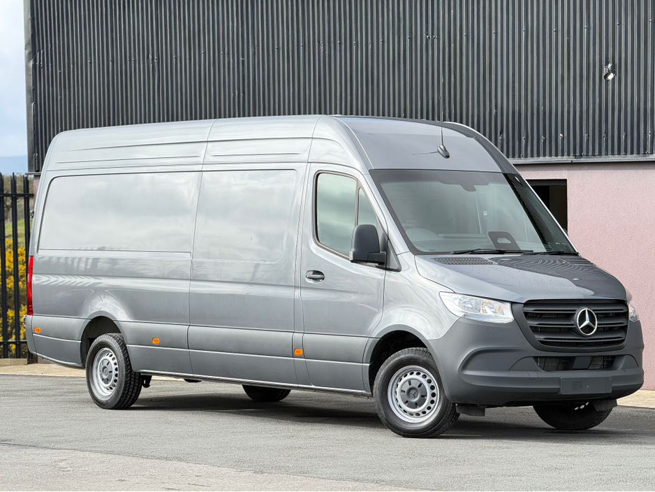2025 Mercedes-Benz Sprinter - image 2