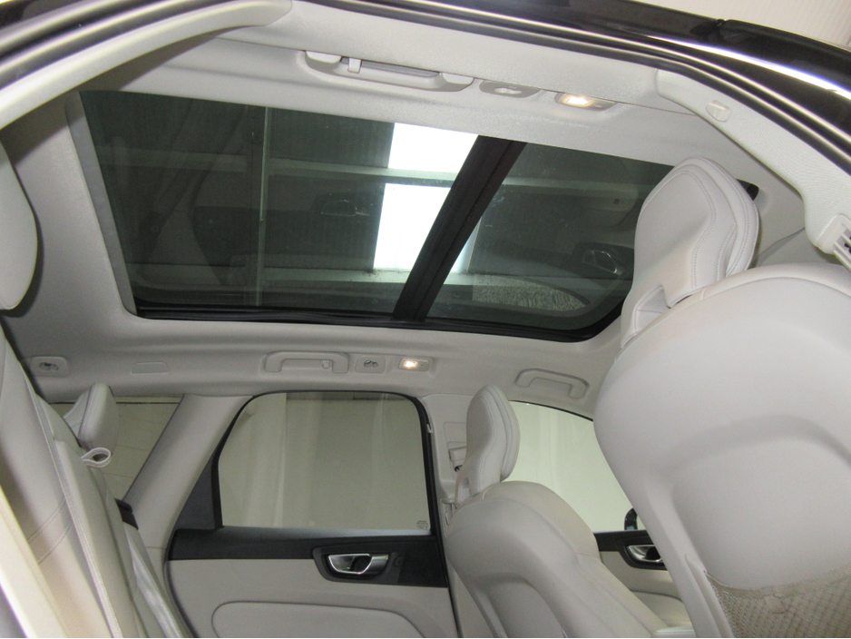 2023 Volvo XC60 - image 8