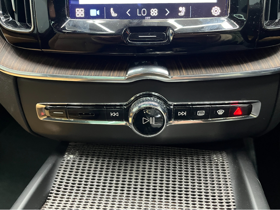 2022 Volvo XC60 - image 25