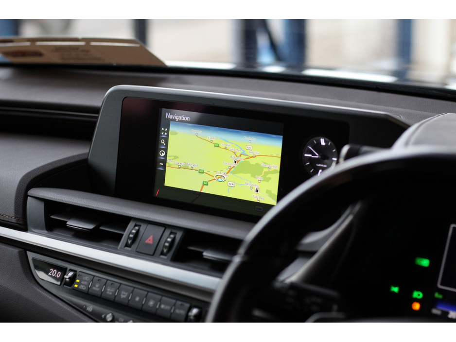 2021 Lexus ES 300 H - image 18