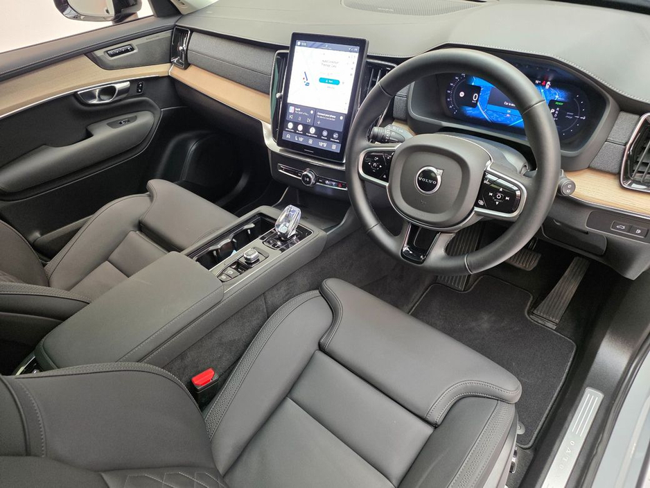 2025 Volvo XC90 - image 10