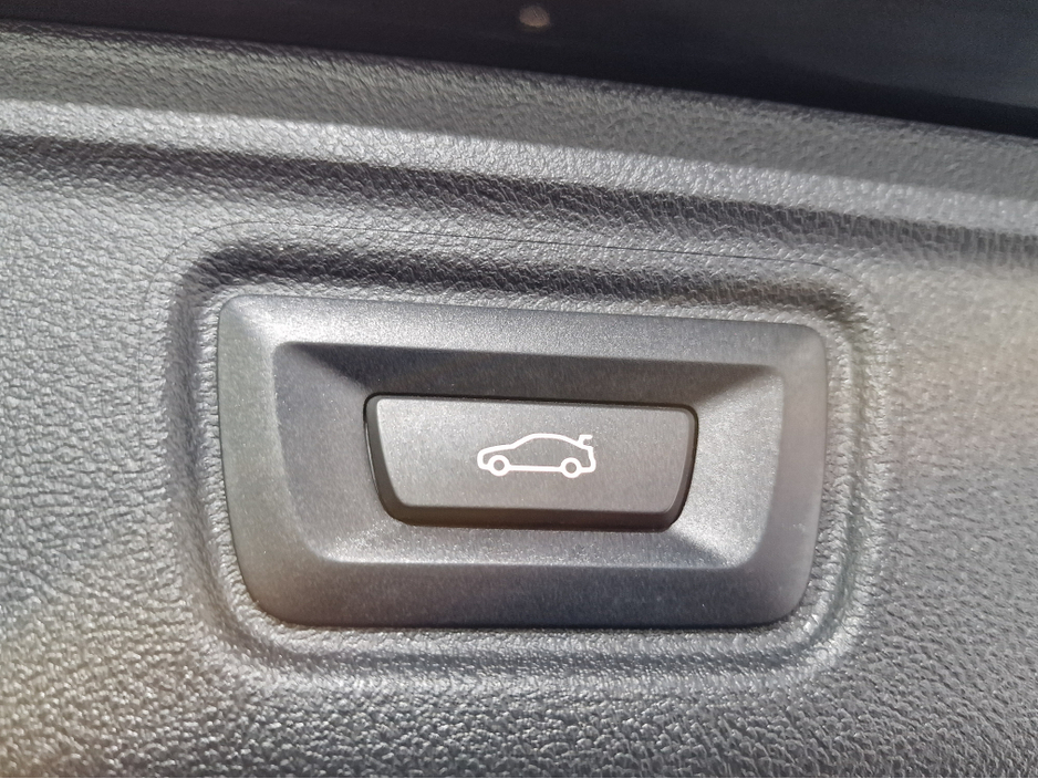 2025 BMW 3 Series 330E TOURING M SPORT (22.3KWH BATTERY) AUTOMATIC **ONE OWNER / APPLE CARPLAY / CRUISE CONTROL / ELECTRIC BOOTLID / FULL LEATHER / HEATED SEATS / REVERSE CAMERA / SAT NAV / BMW WARRANTY UNTIL 03/2028** €52,900