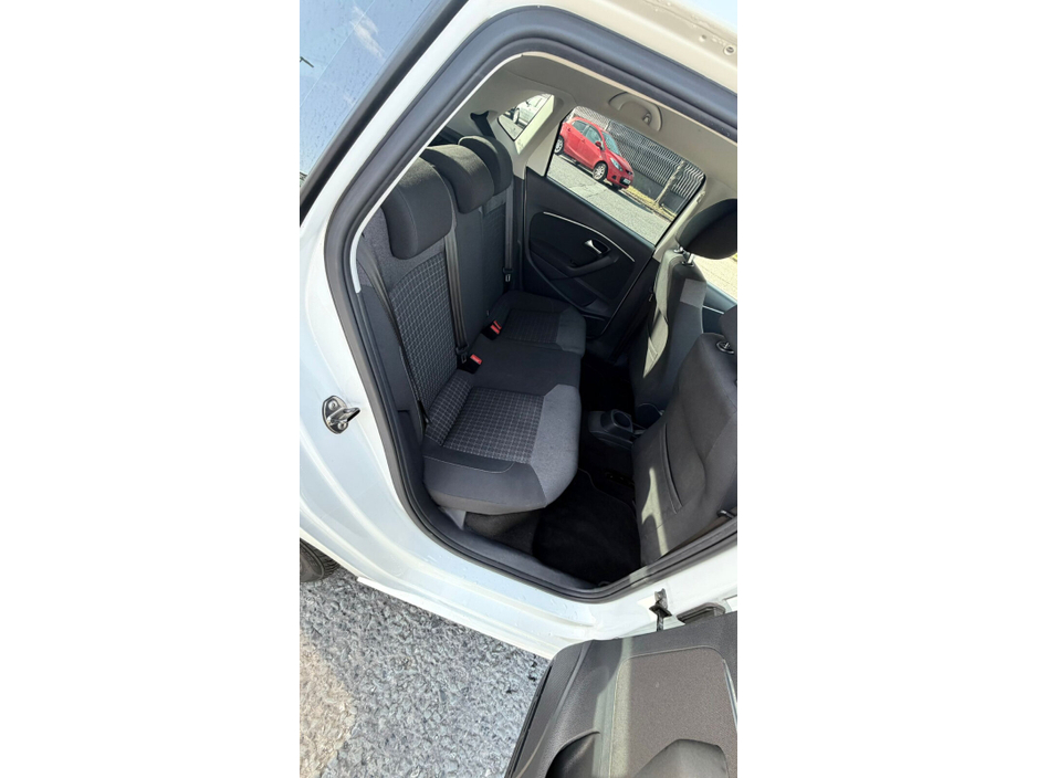 2015 Volkswagen Polo - image 12