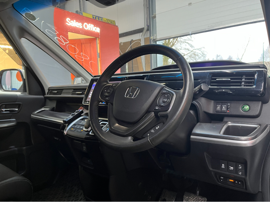 2019 Honda Stepwagon - image 11