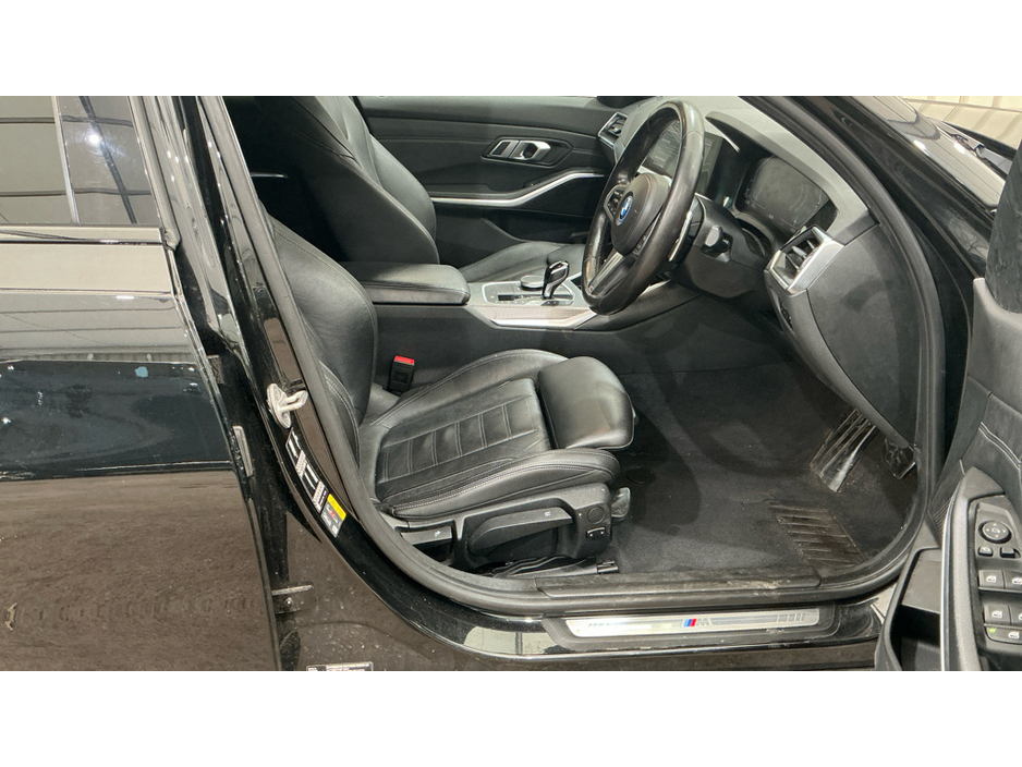 2022 BMW 3 Series - image 2