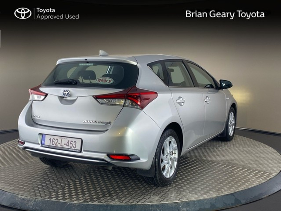 2016 Toyota Auris - image 2
