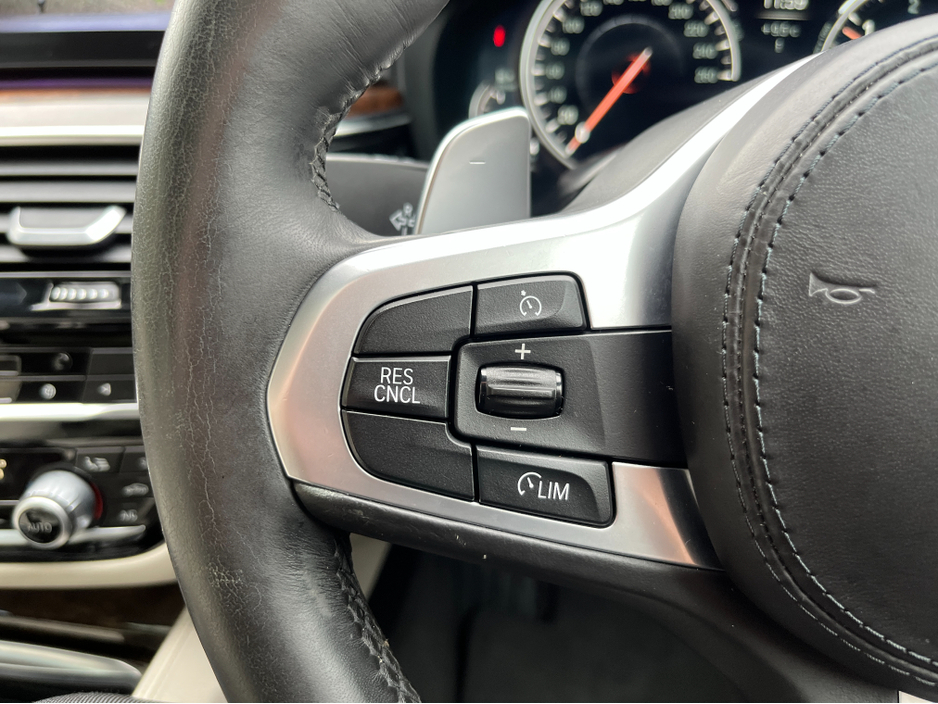 2018 BMW 5 Series - image 22