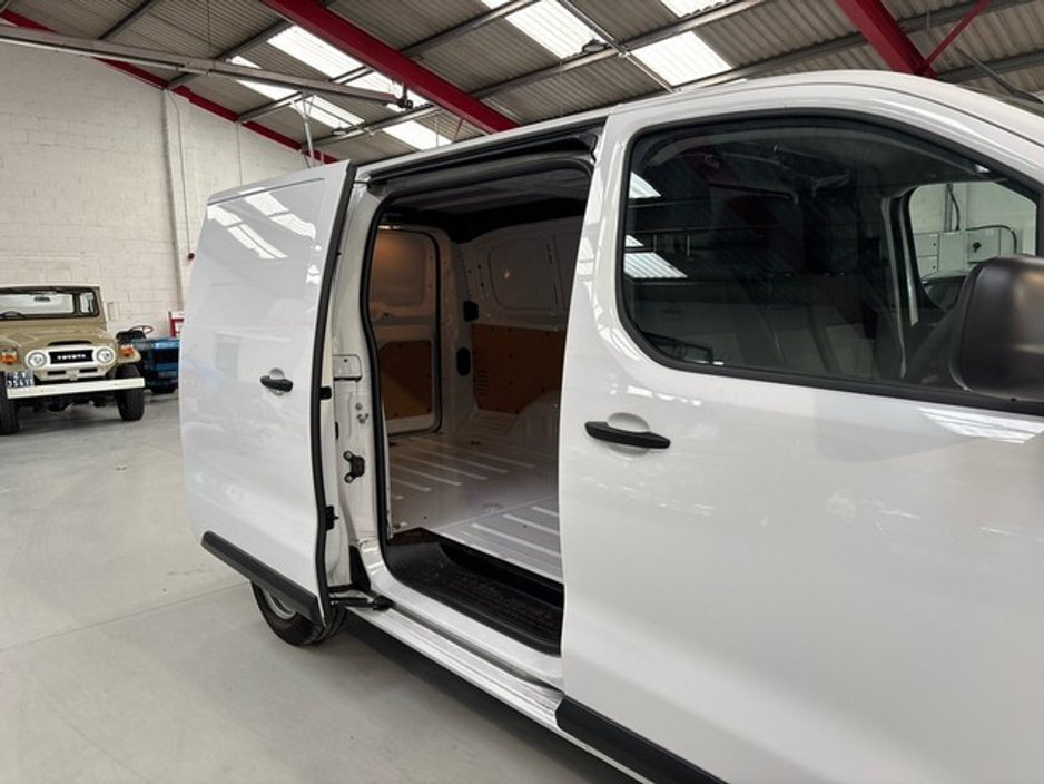 2024 Toyota Proace - image 17