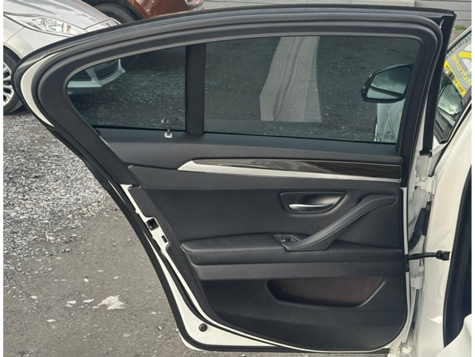2017 BMW 5 Series - image 12