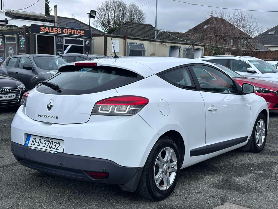 2010 Renault Megane - image 5