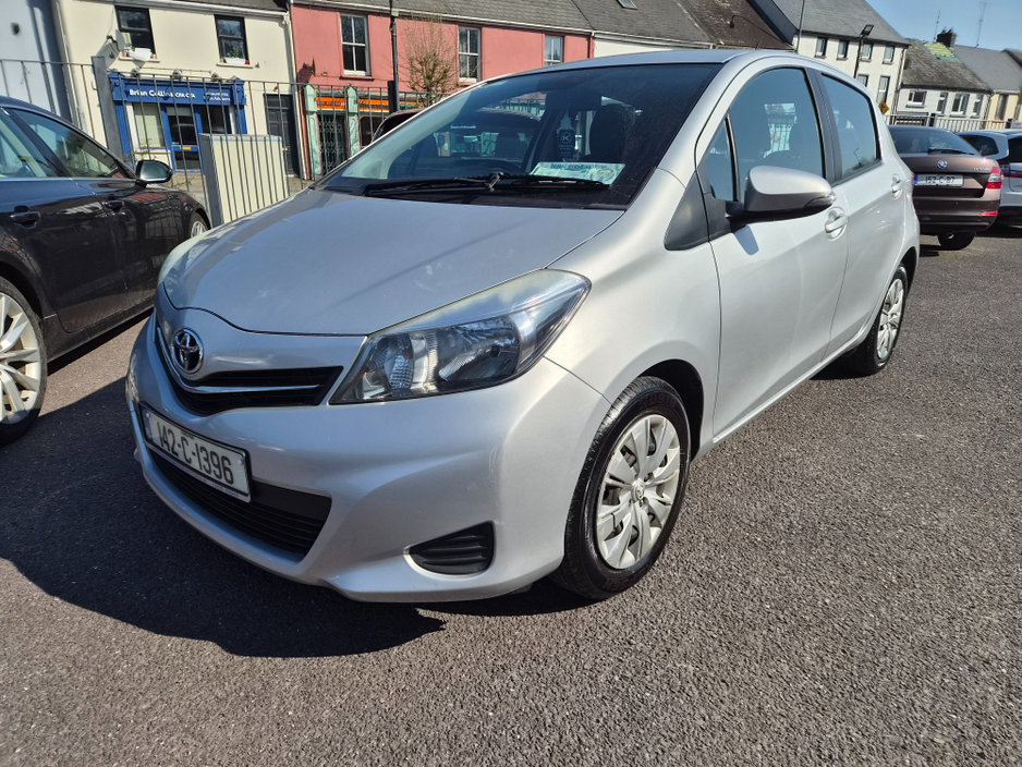 2014 Toyota Yaris - image 2