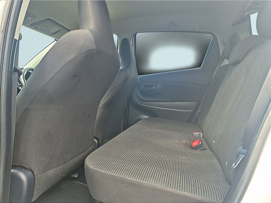 2017 Toyota Vitz - image 8