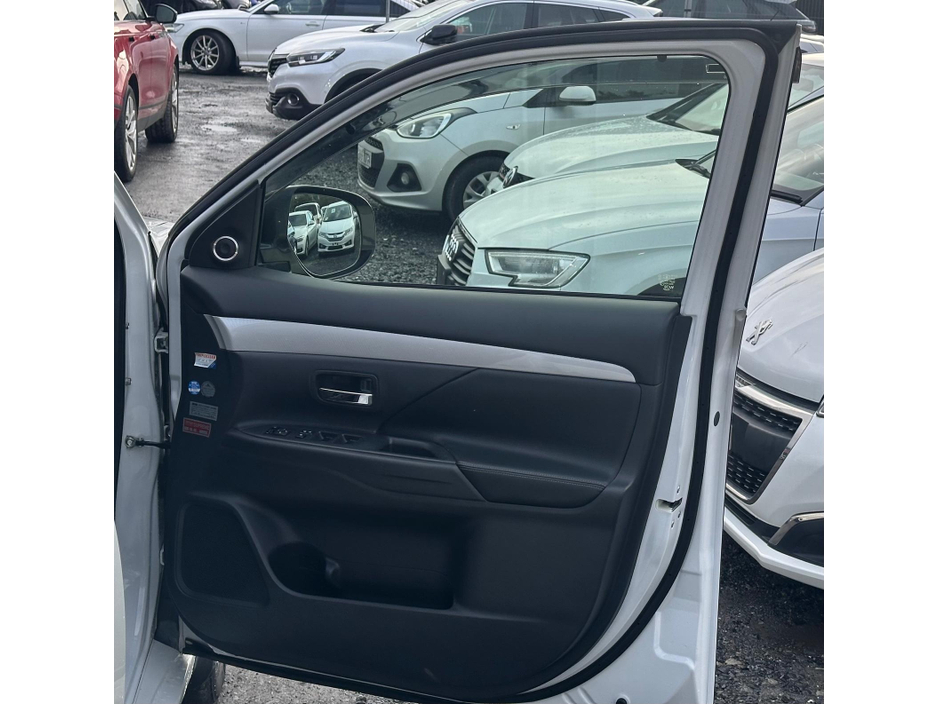 2014 Mitsubishi Outlander - image 11