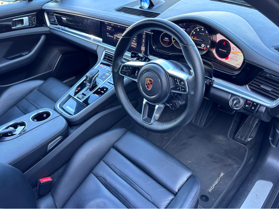 2018 Porsche Panamera - image 8