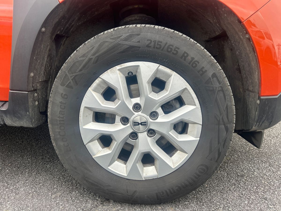 2025 Dacia Duster - image 9