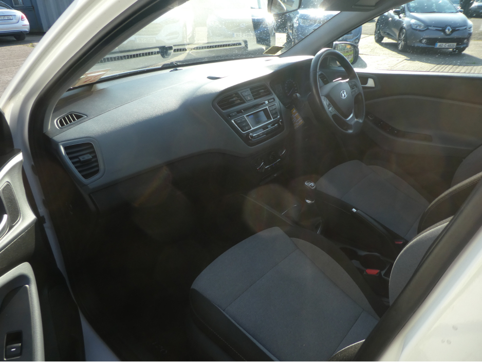 2016 Hyundai i20 - image 12