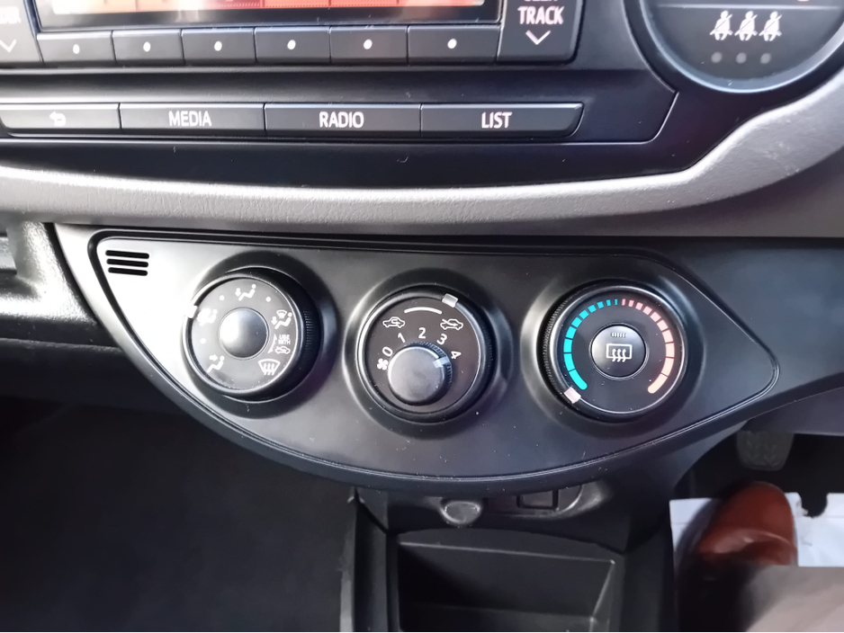 2015 Toyota Yaris - image 22