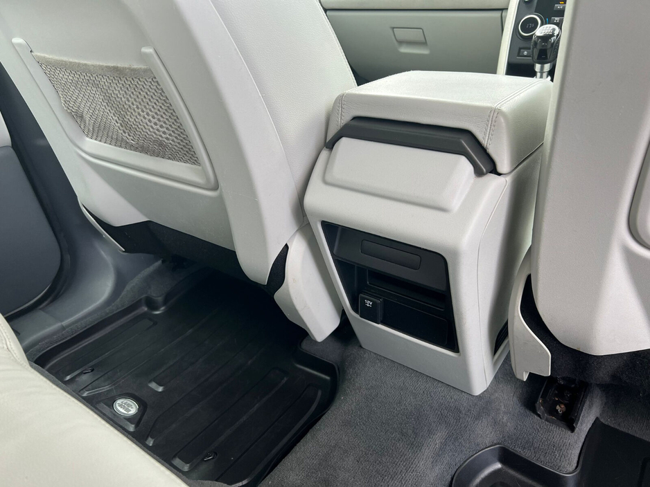 2018 Land Rover Discovery - image 9