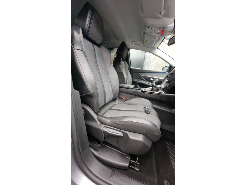 2021 Peugeot 3008 - image 5