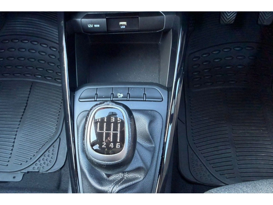 2023 Kia Stonic - image 12