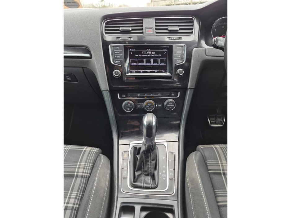 2013 Volkswagen Golf - image 21