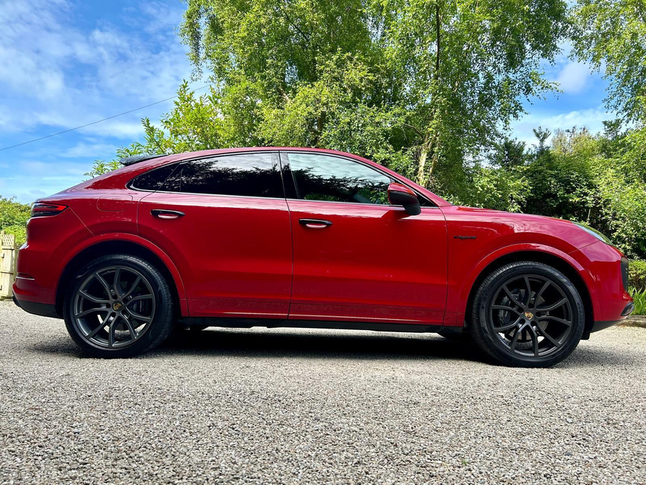 2022 Porsche Cayenne - image 2