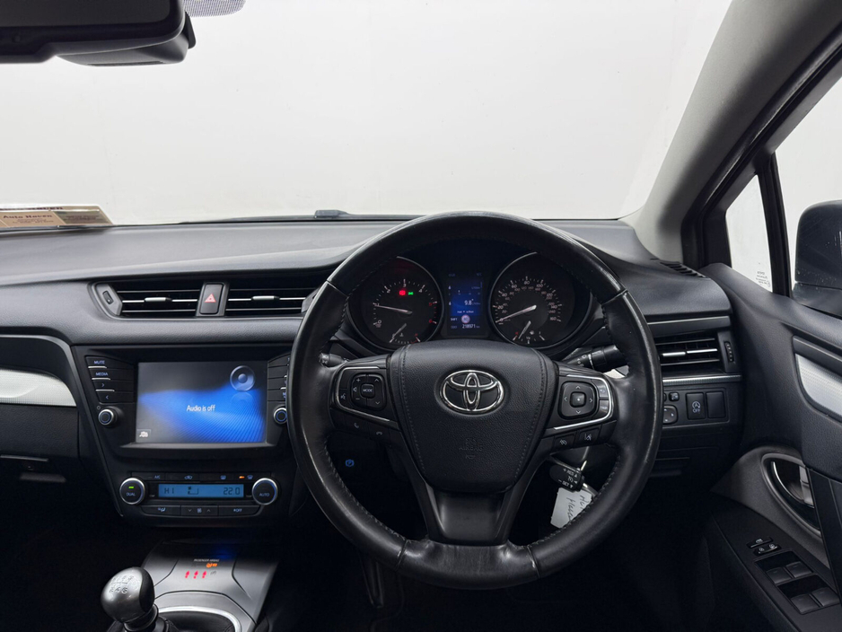 2015 Toyota Avensis - image 10