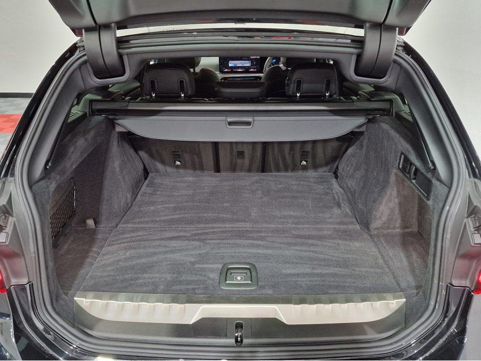 2025 BMW 3 Series 330E TOURING M SPORT (22.3KWH BATTERY) AUTOMATIC **ONE OWNER / APPLE CARPLAY / CRUISE CONTROL / ELECTRIC BOOTLID / FULL LEATHER / HEATED SEATS / REVERSE CAMERA / SAT NAV / BMW WARRANTY UNTIL 03/2028** €52,900