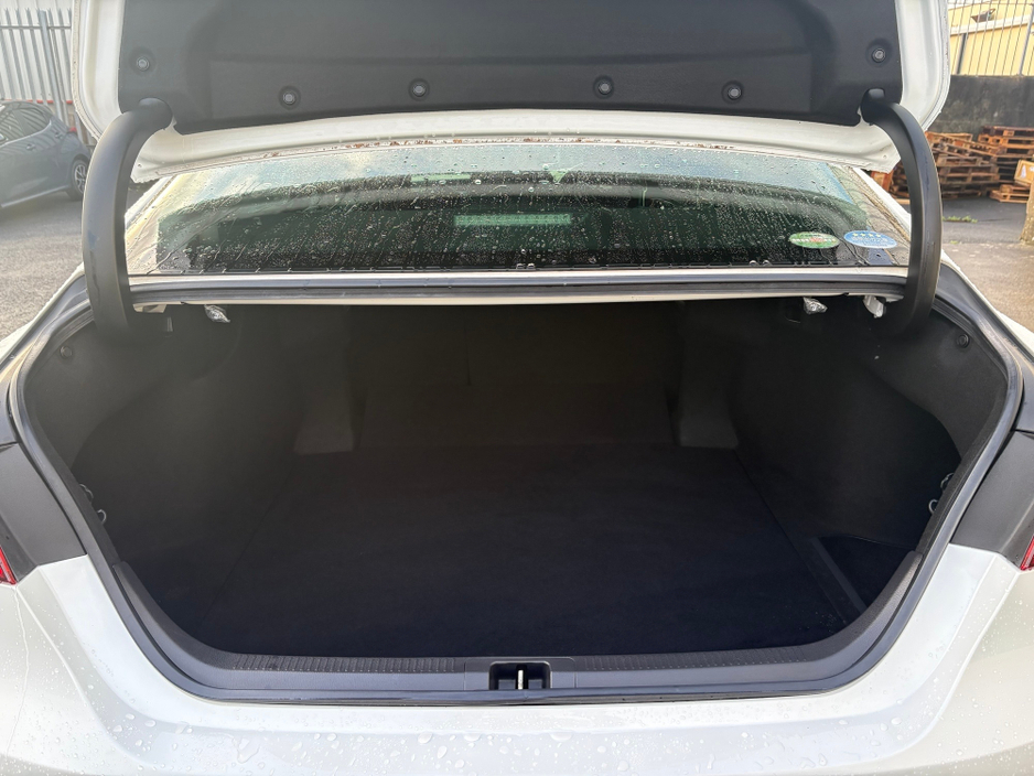 2017 Toyota Camry G Leather Hybrid €20,950